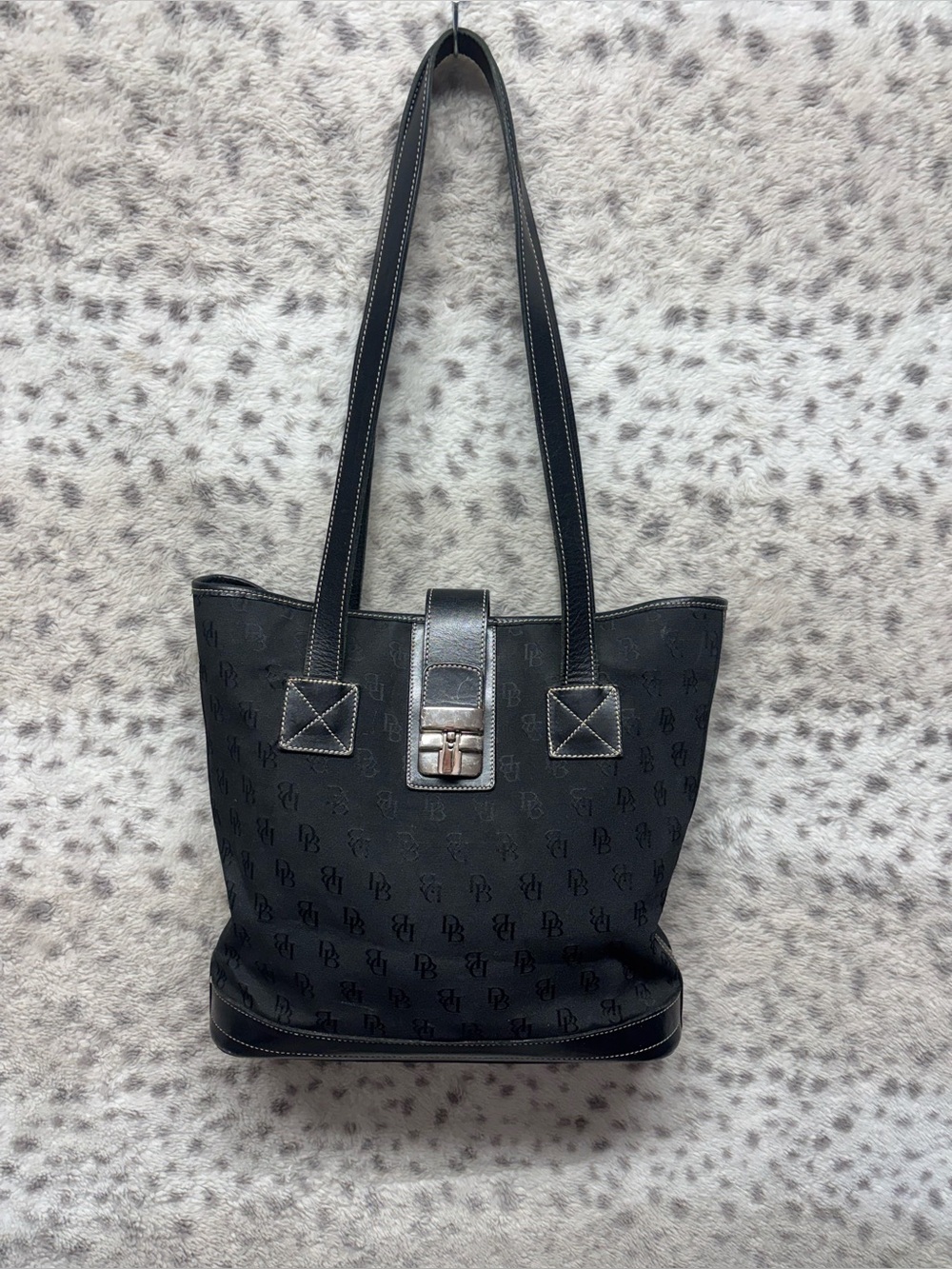 DOONEY & BOURKE SIGNATURE LOGO SHOULDER BAG
